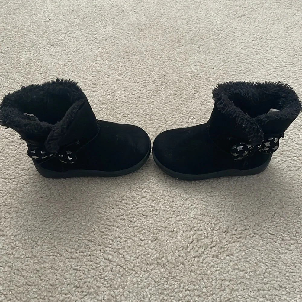 Girls Black Boots. Size 4. Excellent Condition.
